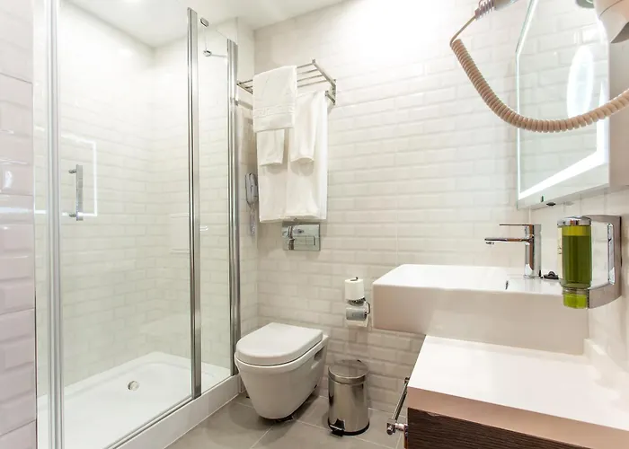 Western Terminus Хотел